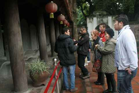 Du khách nước ngoài rất quan tâm tới bia đá ở Văn Miếu - Quốc Tử Giám .