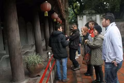 Du khách nước ngoài rất quan tâm tới bia đá ở Văn Miếu - Quốc Tử Giám .