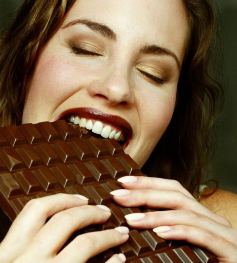 Sô cô la. Hãy cẩn thận với một thanh kẹo sô cô la hay một cốc ca cao nóng. Nhiều người đang ngày càng nhạy cảm với caffein khi họ già đi, thậm chí một miếng sô cô la nhỏ trong kem chocolate chip cũng có thể ngăn bạn có được giấc ngủ ngon lành. Điều này là do trong sô cô la chứa tyrosine, một axit amin có tác dụng kích thích. 