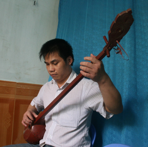 Mỗi lúc rảnh, anh Sơn lại thả hồn cùng âm nhạc.