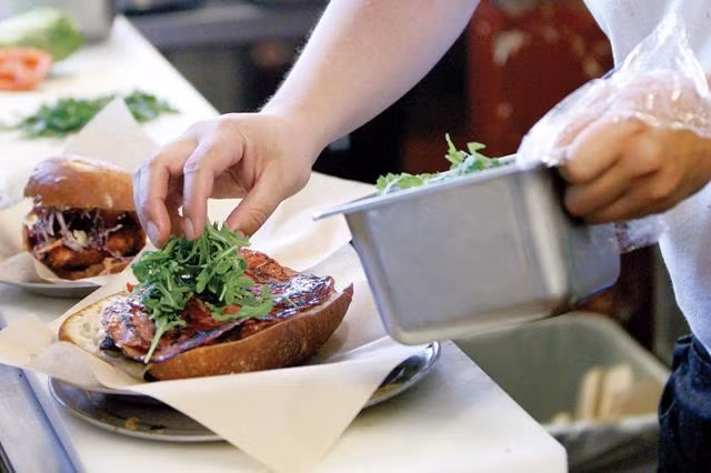 Thực phẩm chứa nhiều chất bảo quản và thịt hun khói. Nếu muốn có một bữa ăn nhẹ vào buổi tối, bạn nên tránh sandwich giăm bông. Giăm bông, xúc xích và thịt hun khói chứa hàm lượng cao axit amin tyramine, kích hoạt não giải phóng norepinephrine, khiến chúng ta cảm thấy tỉnh táo.