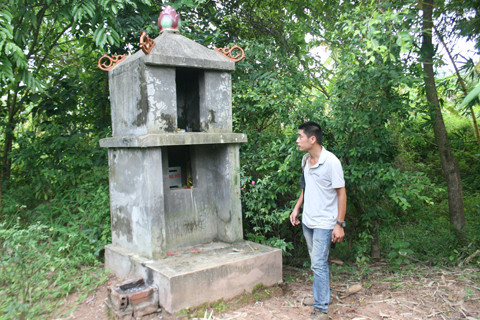 Một ngôi miếu được dựng lên gần bệ đá chặt đầu để thờ cúng vong hồn của người đã khuất.