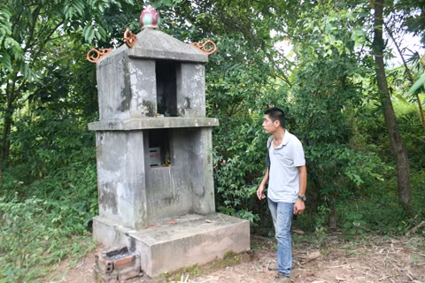 Một ngôi miếu được dựng lên gần bệ đá chặt đầu để thờ cúng vong hồn của người đã khuất.