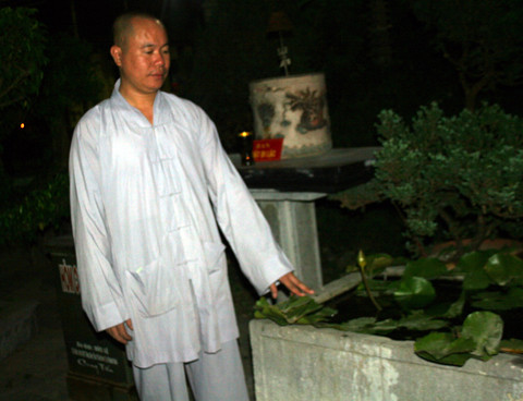 Một chiếc thùng làm bằng đá được thầy Hiền sưu tập.