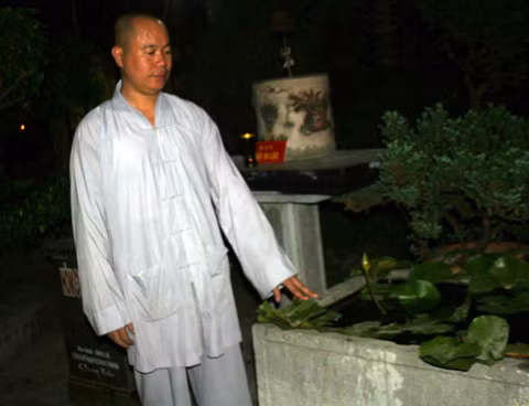 Một chiếc thùng làm bằng đá được thầy Hiền sưu tập.