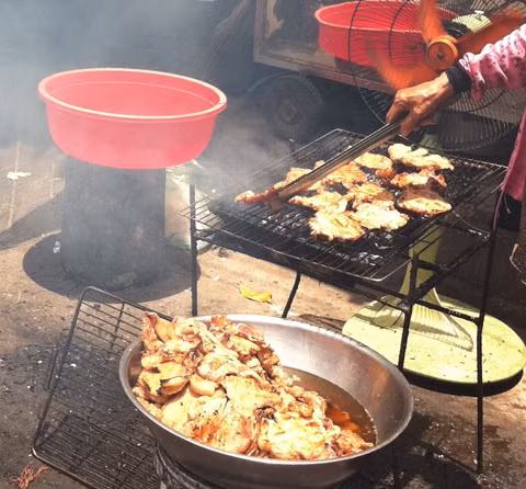 Nướng thịt tại quán cơm tấm trên đường Lê Thị Hồng, quận Gò Vấp, TPHCM.