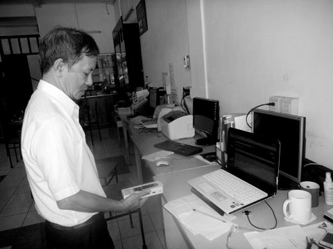 Ông Dương Minh Trí tiến hành đo điện trường phát ra từ máy vi tính.