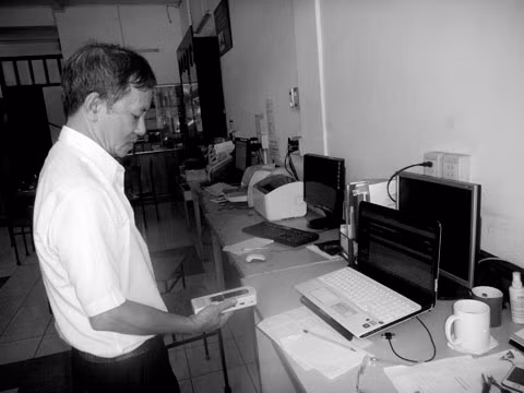 Ông Dương Minh Trí tiến hành đo điện trường phát ra từ máy vi tính.