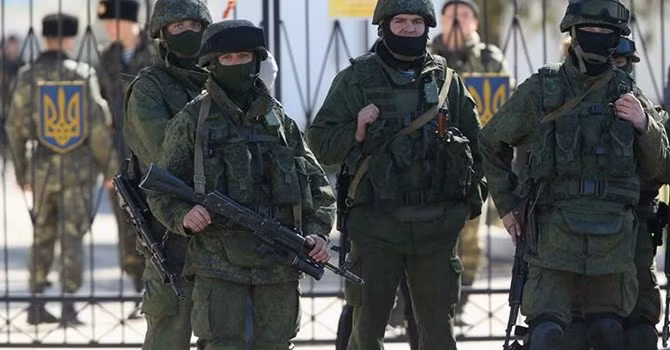 Lực lượng "lạ" (được cho là quân Nga) phong tỏa một căn cứ quân sự của Ukraine ở Crimea.