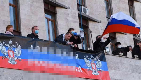 Những người biểu tình không ngừng kêu gọi mọi người ủng hộ cuộc trưng cầu dân ý ly khai.