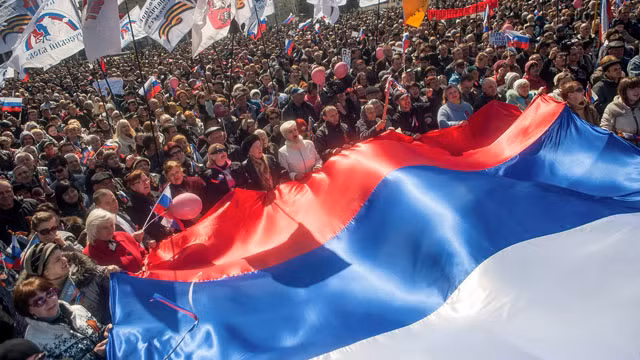 Hàng ngàn người biểu tình ở Donetsk vào hôm 6/4.