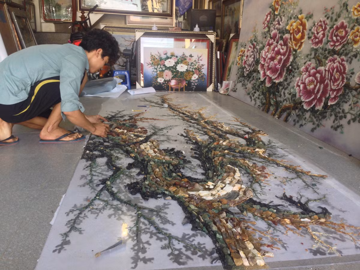Sau khi bức tranh được phác thảo hình dáng, các nghệ nhân sẽ lựa chọn loại đá phù hợp để gắn lên tranh.