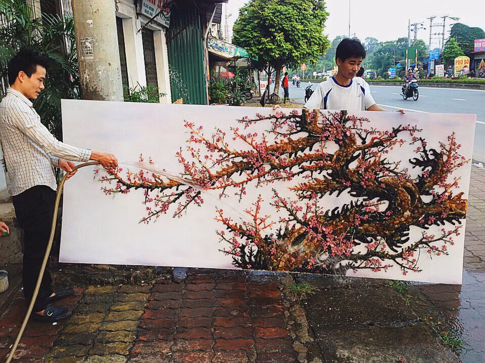 Để có những bức tranh đá quý nghệ thuật 3D hoàn chỉnh, các nghệ nhân phải mất khoảng vài ngày mới hoàn thành công việc của mình. Thậm chí với những bức tranh đá quý đặt riêng thợ lành nghề chế tác theo phương pháp thủ công, khách hàng có thể phải đợi hàng tháng mới được sở hữu món đồ xa xỉ của mình.