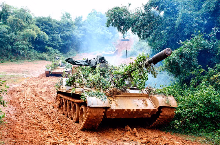 Lực lượng Tăng – Thiết giáp hiện được trang bị nhiều chủng loại tăng như xe tăng chiến đấu chủ lực T-54/55, T-62, Type 59, M48; xe tăng hạng nhẹ PT-76, K63-85, M41; thiết giáp chiến đấu BMP-1, BMP-2; thiết giáp chở quân BTR-60/152, M113…