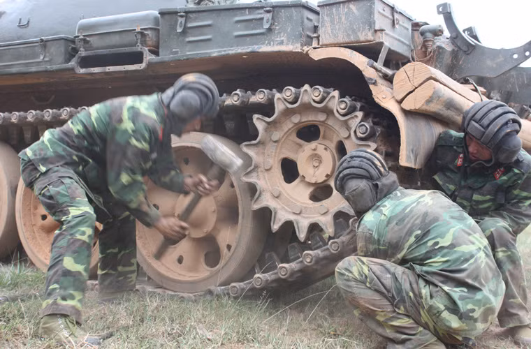Sửa chữa dã chiến xe tăng T-54 trong diễn tập.