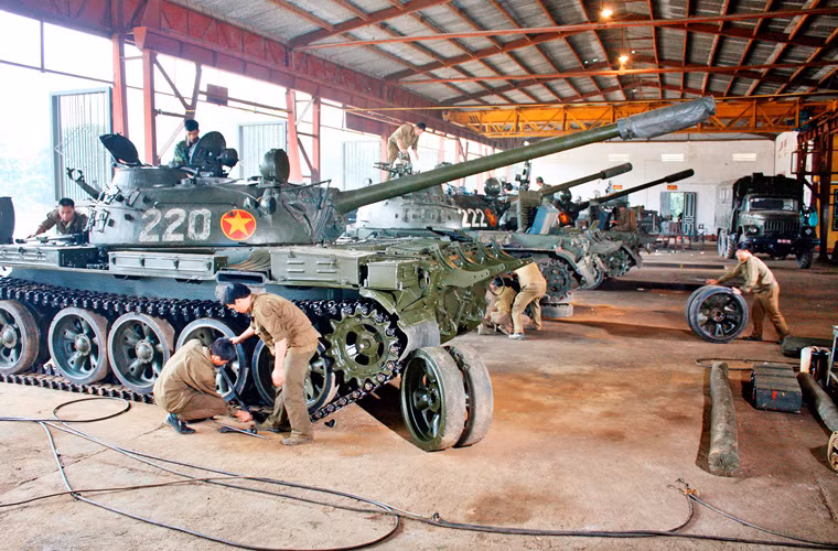 Kiểm tra, bảo dưỡng, sửa chữa các xe tăng tại một đơn vị.