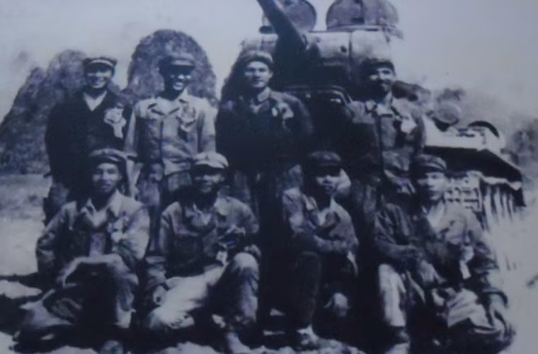 Lực lượng tăng - thiết giáp (TTG) đã bắt đầu hình thành trong quân đội ta từ ngày 5/10/1959 với sự thành lập của Trung đoàn xe tăng 202. Tuy nhiên, phải tới ngày 22/6/1965, Binh chủng TTG mới chính thức được thành lập khi Bộ Quốc phòng ra quyết định số 101/QĐ-QP thành lập Bộ Tư lệnh TTG. Nhiệm vụ của Bộ Tư lệnh TTG là lãnh đạo, chỉ huy, xây dựng và quản lý các đơn vị xe tăng, thiết giáp dự bị của Bộ và làm tham mưu cho Bộ về Binh chủng TTG. Trong ảnh, chiến sĩ Trung đoàn 202 được huấn luyện tại Trung Quốc.