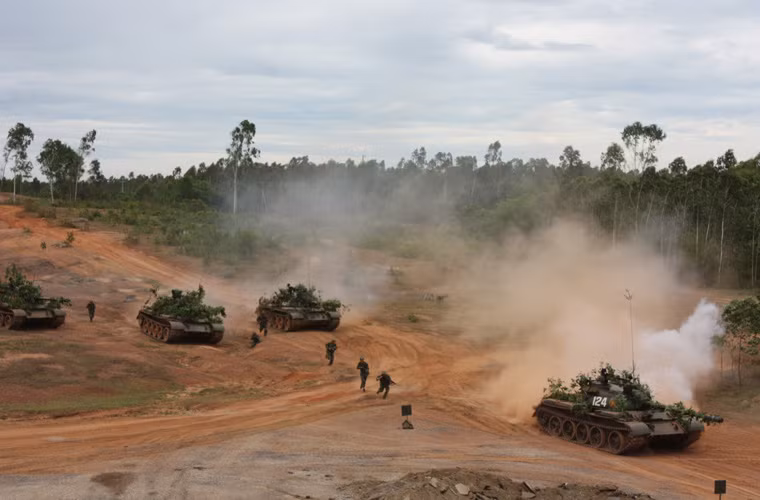 Đội hình xe tăng đi kèm bộ binh tiến công.