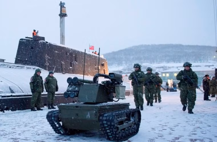 Thông tin trên mới được tờ báo Nga Ridus.ru ngày 18/12 tiết lộ. Theo đó, robot chiến đấu Platform-M được Nga điều tới tiến hành cuộc tập trận bảo vệ căn cứ hải quân ở Kamchatka, nơi đồn trú của Hạm đội tàu ngầm Thái Bình Dương của nước này.