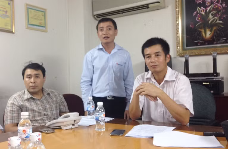 Ông Nguyễn Duyên Hiếu (ngồi, áo trắng) khẳng định việc công ty Cửu Long thu hồi lại số xe taxi là hoàn toàn đúng pháp luật