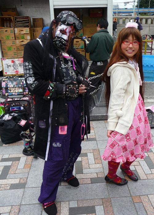 Chắc hẳn các bạn nghĩ họ đang tham dự lễ hội hóa trang. Nhưng không, đây chỉ là bộ trang phục đi...dạo phố thôi.