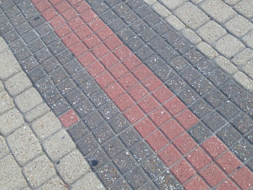 Viên gạch "lạc đàn".