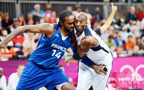 Pha giành bóng kịch liệt.