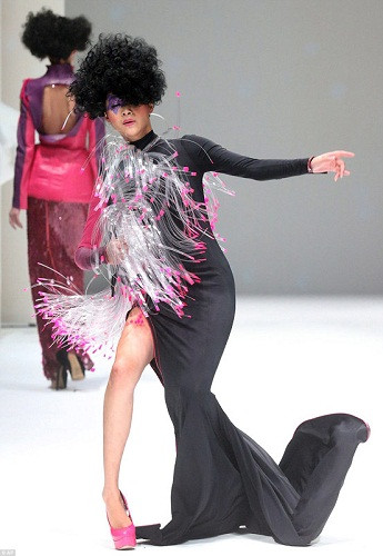 Thảm họa từ đôi giày quá cao và đuôi váy quá dài.