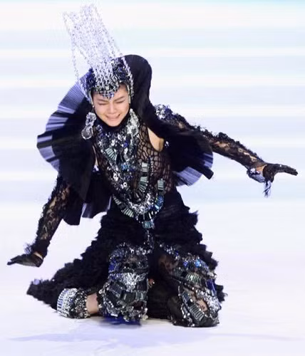 Những tai nạn này đôi khi do sàn diễn quá trơn hoặc do giầy, sandal cao gót các cô đang mang.