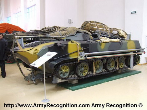 BMD-1 được xếp với dù để "nhảy" từ máy bay.