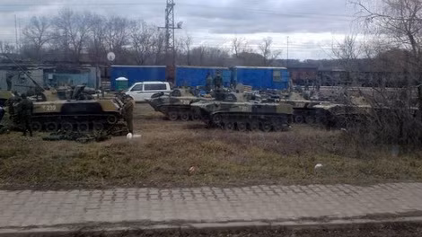 Đội hình BMD-2 của quân Nga đang ở sát biên giới Ukraine.