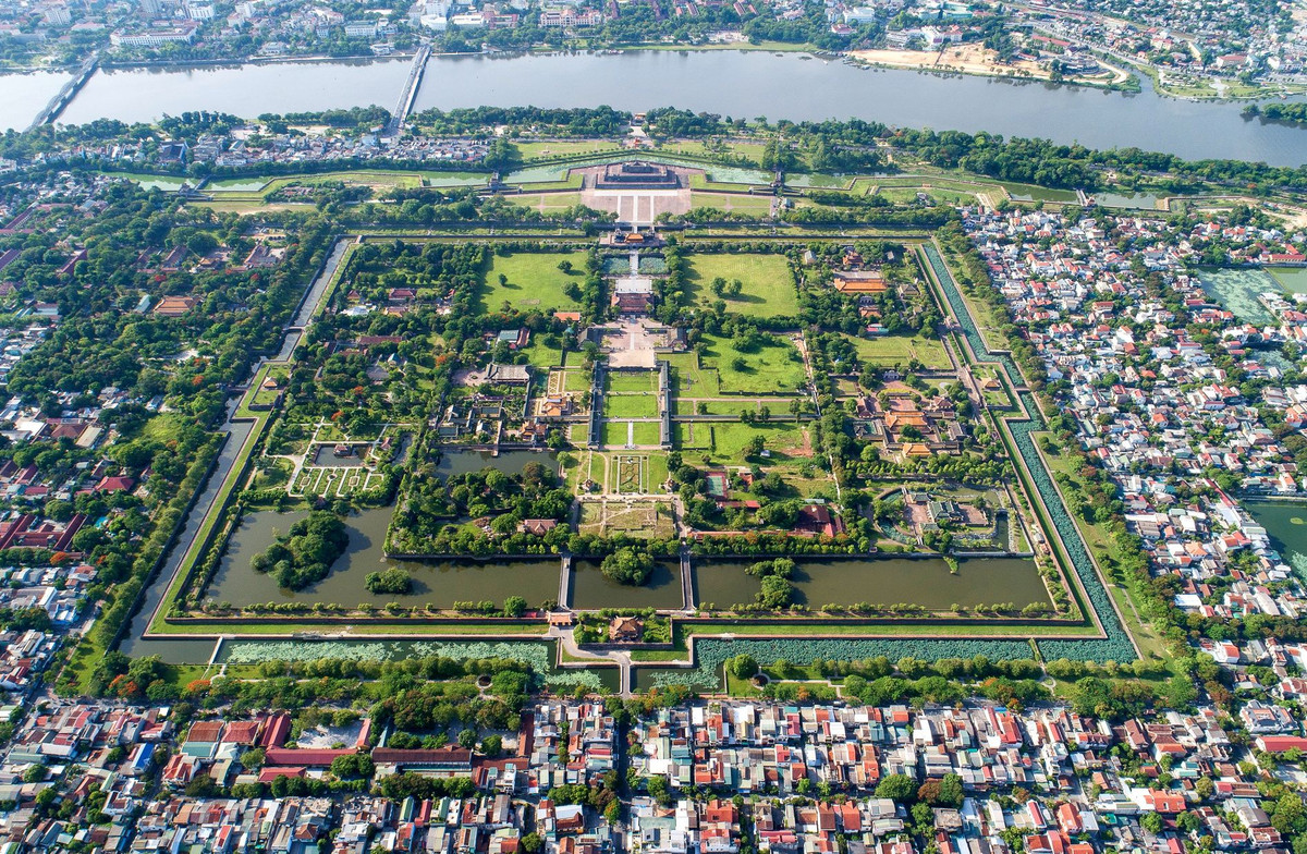 Quần thể di tích Cố đô Huế (Thừa Thiên - Huế) được UNESCO công nhận Di sản Văn hóa Thế giới vào năm 1993. Kinh thành Huế là bộ phận quan trọng của di sản. Theo tư liệu của Trung tâm Bảo tồn di tích Cố đô Huế, Kinh thành Huế được quy hoạch bên bờ bắc sông Hương, xoay mặt về hướng nam theo triết lý phương Đông và truyền thống kiến trúc Việt Nam. Sông Hương trước mặt là minh đường tụ thủy, bên kia sông là núi Ngự như bức bình phong thiên nhiên, làm tiền án. Trên sông Hương có cồn Hến và cồn Dã Viên, ở thế tả thanh long - hữu bạch hổ, cùng chầu về kinh thành. Ảnh: L.T.T.