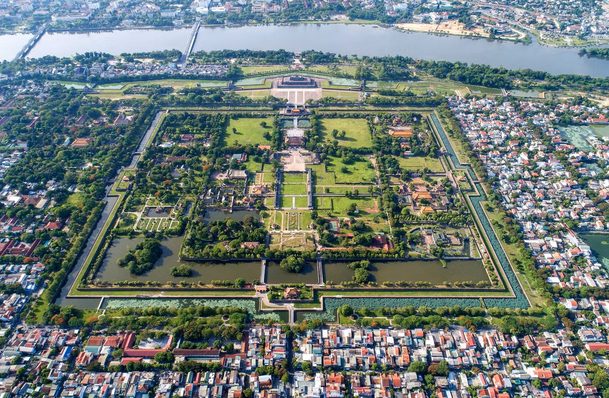 Quần thể di tích Cố đô Huế (Thừa Thiên - Huế) được UNESCO công nhận Di sản Văn hóa Thế giới vào năm 1993. Kinh thành Huế là bộ phận quan trọng của di sản. Theo tư liệu của Trung tâm Bảo tồn di tích Cố đô Huế, Kinh thành Huế được quy hoạch bên bờ bắc sông Hương, xoay mặt về hướng nam theo triết lý phương Đông và truyền thống kiến trúc Việt Nam. Sông Hương trước mặt là minh đường tụ thủy, bên kia sông là núi Ngự như bức bình phong thiên nhiên, làm tiền án. Trên sông Hương có cồn Hến và cồn Dã Viên, ở thế tả thanh long - hữu bạch hổ, cùng chầu về kinh thành. Ảnh: L.T.T.