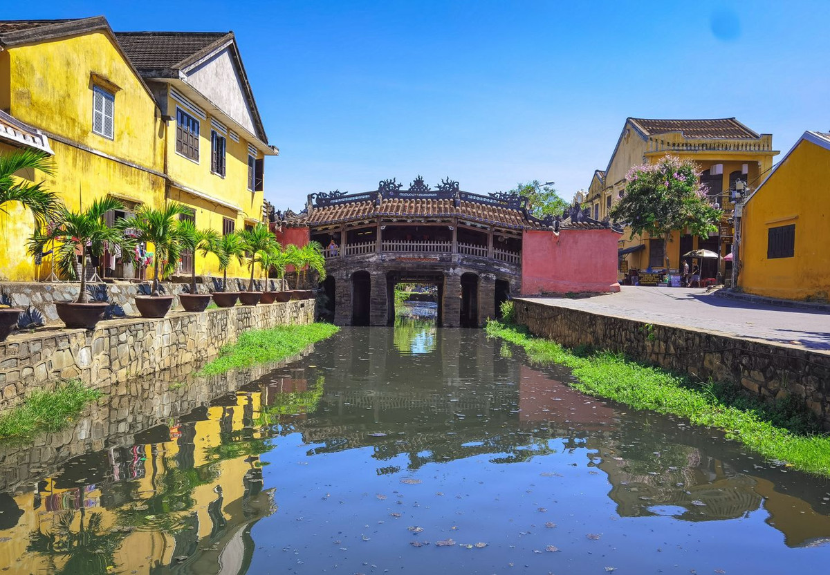 Chùa Cầu là một trong những di tích tiêu biểu nhất ở Hội An. Đây là chiếc cầu bắc qua một lạch nước nhỏ chảy ra sông Thu Bồn, nối đường Trần Phú với đường Nguyễn Thị Minh Khai, trên cầu có ngôi chùa gỗ. Trang TTĐT TP Hội An cho biết chùa còn có tên chữ là Lai Viễn Kiều, do chúa Nguyễn Phúc Chu đặt vào năm 1719, có nghĩa là cầu của người phương xa đến. Ảnh: Trần Hùng Phương.