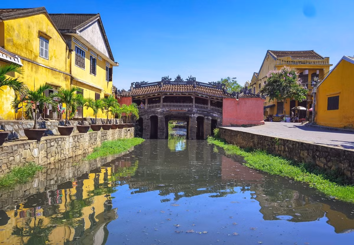 Chùa Cầu là một trong những di tích tiêu biểu nhất ở Hội An. Đây là chiếc cầu bắc qua một lạch nước nhỏ chảy ra sông Thu Bồn, nối đường Trần Phú với đường Nguyễn Thị Minh Khai, trên cầu có ngôi chùa gỗ. Trang TTĐT TP Hội An cho biết chùa còn có tên chữ là Lai Viễn Kiều, do chúa Nguyễn Phúc Chu đặt vào năm 1719, có nghĩa là cầu của người phương xa đến. Ảnh: Trần Hùng Phương.