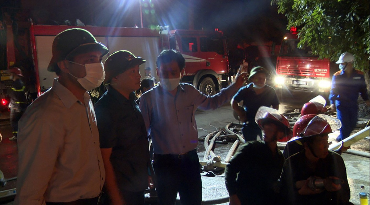 Ông Vũ Văn Diện, Bí thư thành phố Hạ Long có mặt tại hiện trường cùng chính quyền phường Hà Khánh chỉ đạo công tác chữa cháy.