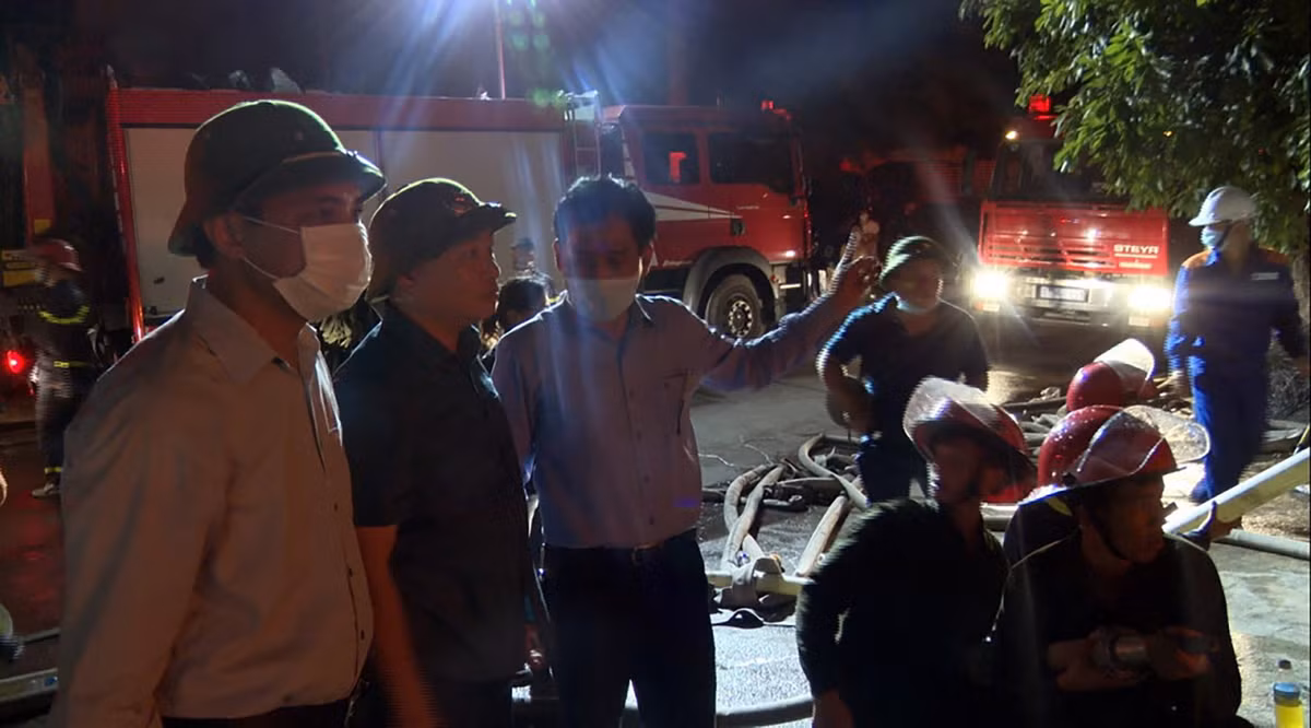 Ông Vũ Văn Diện, Bí thư thành phố Hạ Long có mặt tại hiện trường cùng chính quyền phường Hà Khánh chỉ đạo công tác chữa cháy.