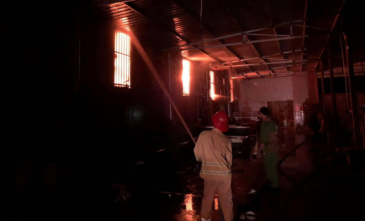 Theo cơ quan chức năng, nguyên nhân xảy ra vụ cháy do chập bốt điện của doanh nghiệp và cháy lan vào kho chứa lốp.