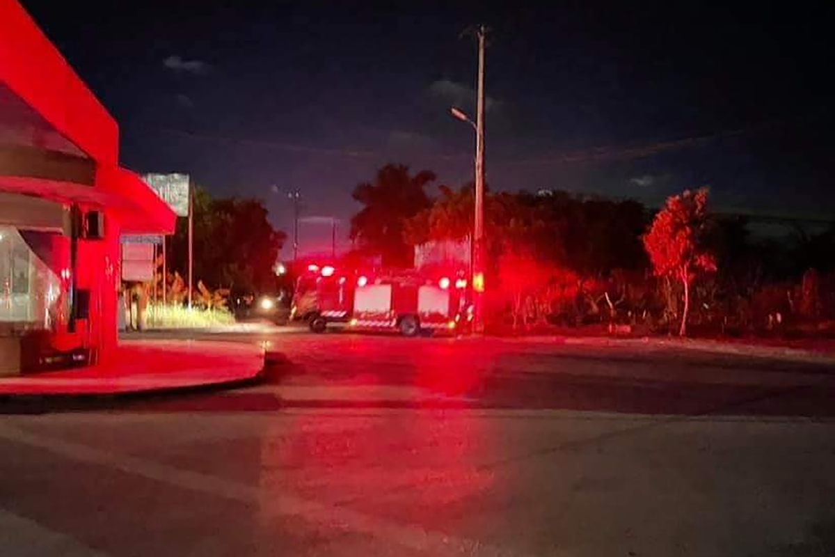 Lực lượng chữa cháy thuộc Công an TP Hạ Long, Phòng Cảnh sát Phòng cháy chữa cháy &amp; Cứu nạn cứu hộ, Công an tỉnh Quảng Ninh huy động 3 xe chữa cháy, một xe thang, 2 xe tiếp nước, một xe cứu nạn cứu hộ cùng hàng chục chiến sĩ đến để dập lửa.