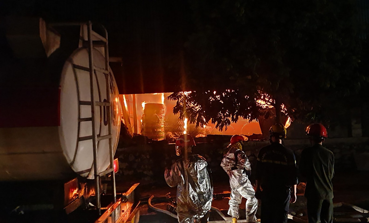 Hơi nóng cùng ngọn lửa ở bên trong bốc ra, lực lượng cảnh sát phải mặc quần áo cách nhiệt để tiếp cận đám cháy.