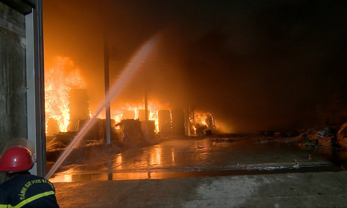 Ngọn lửa bao trùm toàn bộ bên trong nhà kho.