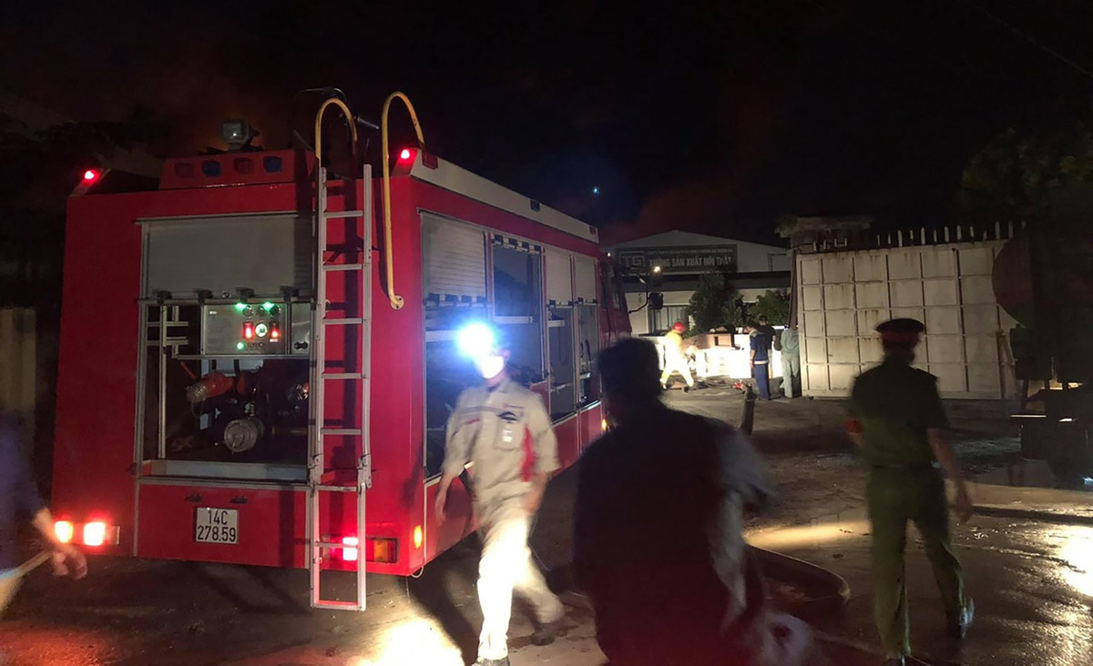 Khi đám cháy tiếp tục bùng phát, lực lượng chức năng huy động thêm 4 xe chữa cháy từ 4 đội chữa cháy chuyên ngành và 3 xe tiếp nước từ 3 đơn vị ngành than ở xung quanh tham gia dập lửa.