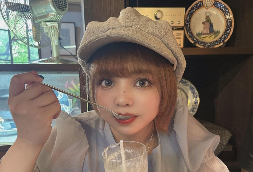 Thao khau trang lo mat moc, hot girl Nhat hut them fan