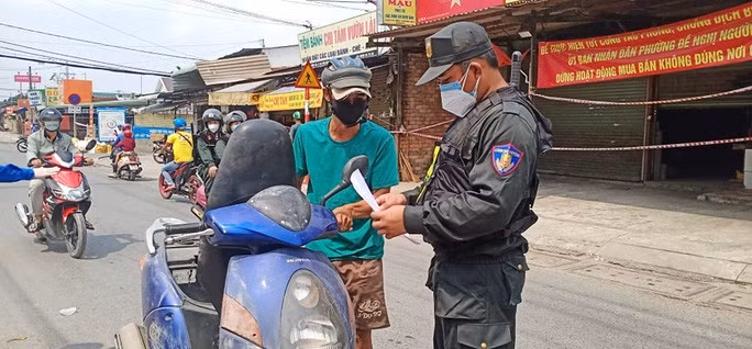 TP HCM: Go bo gan 300 chot kiem soat dich trong noi thanh thanh pho-Hinh-2