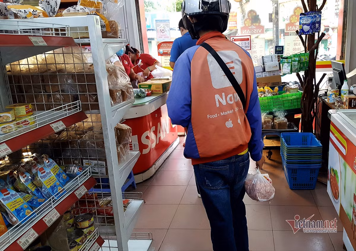 Nhung chang trai tre, 'tay xach nach mang' luon khap pho Sai Gon vang la-Hinh-4