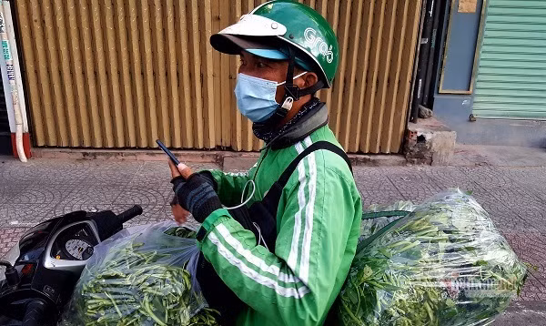 Nhung chang trai tre, 'tay xach nach mang' luon khap pho Sai Gon vang la