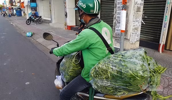Nhung chang trai tre, 'tay xach nach mang' luon khap pho Sai Gon vang la-Hinh-2
