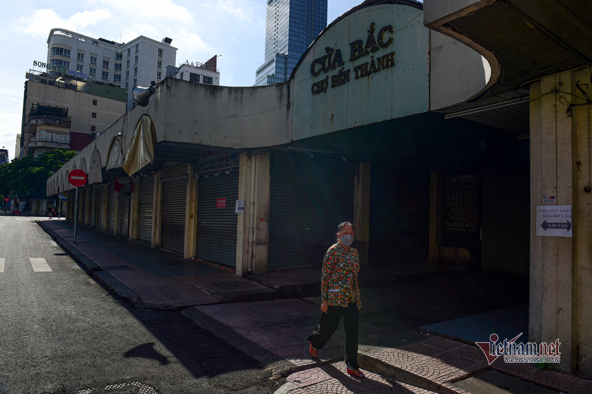 Mot tuan gian cach o TP.HCM, nguoi dan cam cu mong dich Covid-19 som qua-Hinh-6