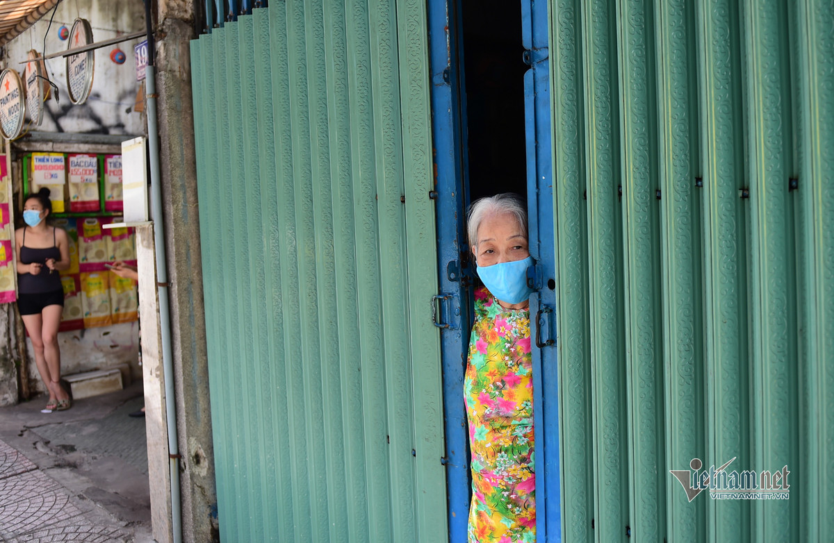 Mot tuan gian cach o TP.HCM, nguoi dan cam cu mong dich Covid-19 som qua-Hinh-11