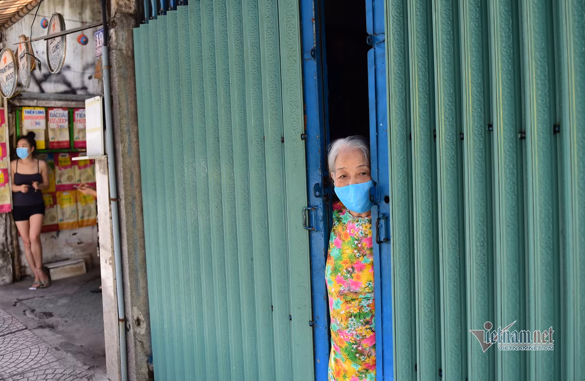 Mot tuan gian cach o TP.HCM, nguoi dan cam cu mong dich Covid-19 som qua-Hinh-11